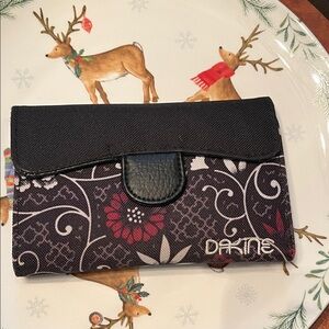 Chic Dakine Lexi wallet -Pre-loved ❤️